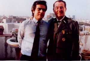 15 - Em Madrid, numa entrevista para a revista  Sábado com o general das SS nazis Leon Degrelle (Abril de 1990)