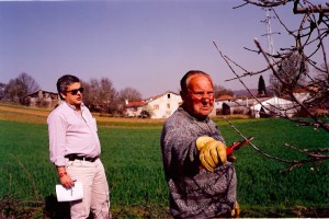 34 - Em Castro de Avelâs, com o antigo inspector da PIDE Abílio Pires, no decurso de uma reportagem para o  Tal&Qual  (1997)