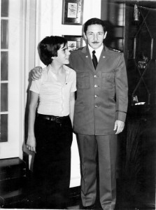 08 -Em Havana, com o Comandante Raul Castro (Abril de 1975)