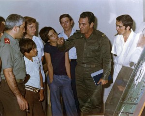 08a - Em Cuba,durante a visita do general Otelo Saraiva de Carvalho (Julho de 1975)-w1920